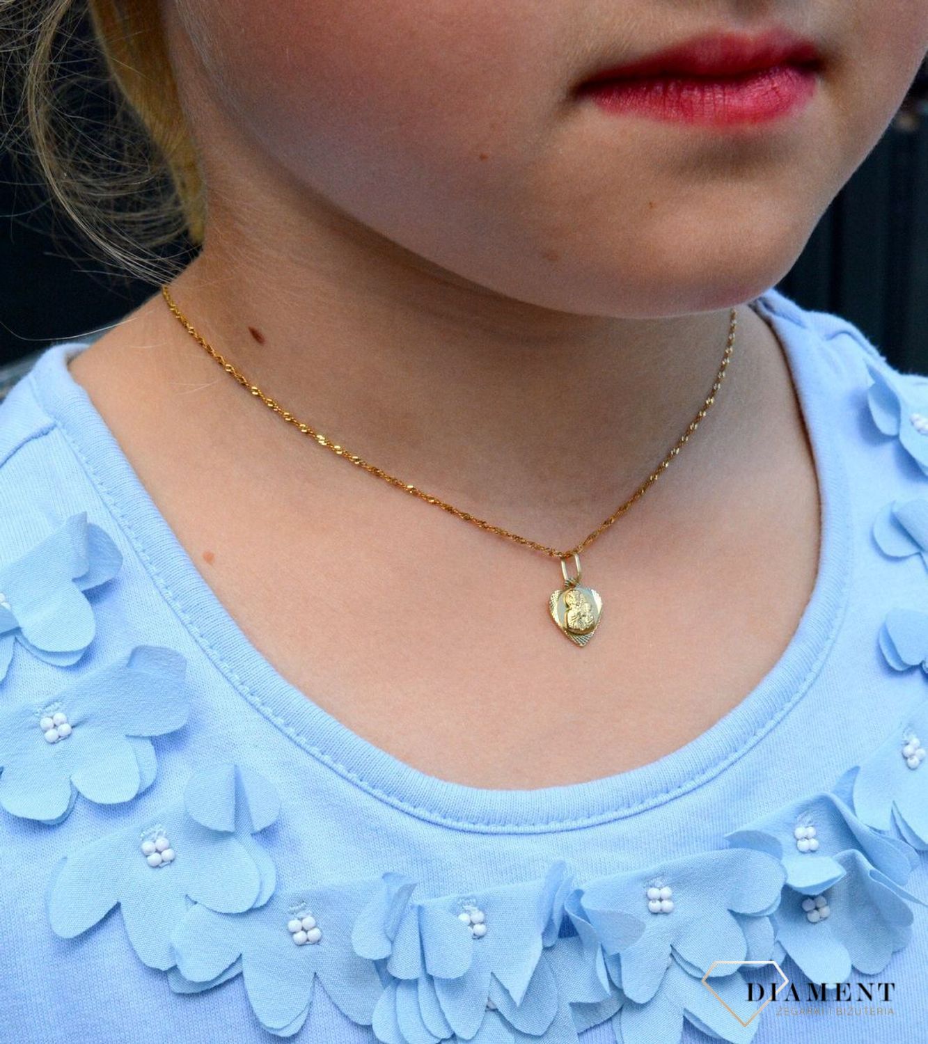 Złota zawieszka 333 medalik serce Matka Boska Częstochowska ZA 762 333. Tradycyjny medalik w połączeniu z nowoczesną odsłoną, będzie świetnym prezentem dla chłopca czy dziewczynki na chrzest, bierzmowanie lub komunie..jpg